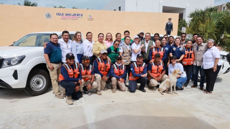 Atenea Gómez Ricalde entrega dos vehículos más a Protección Civil y Obras Públicas