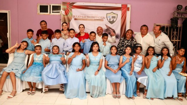 Atenea Gómez Ricalde apadrina a la Generación 2018-2024 de la primaria 'Julio Sauri' turno vespertino