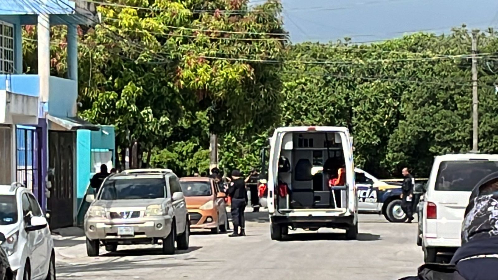 Balean a un sujeto en el fraccionamiento La Guadalupana en Cancún; la víctima llegaba a su domicilio cuando fue atacado por motosicarios.