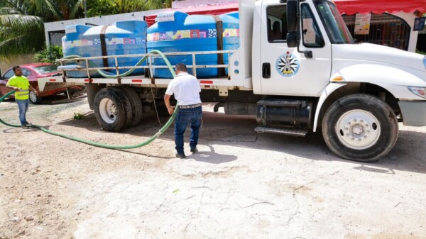 Continúa con éxito el programa social “Agua para Ti” en la Zona Continental de Isla Mujeres