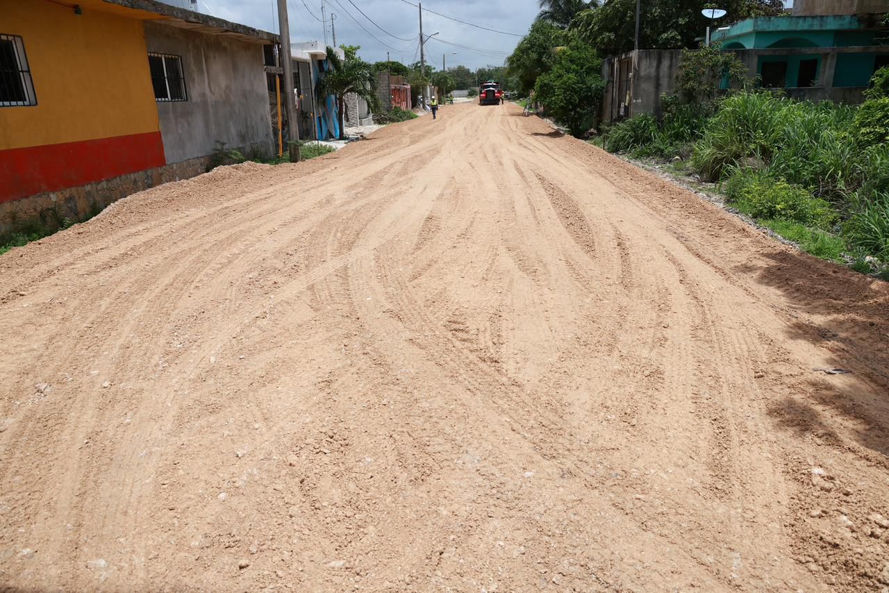 Reitera la presidenta municipal de Isla Mujeres su compromiso con las familias de la Zona Continental, de dotarles de vialidades dignas y seguras.