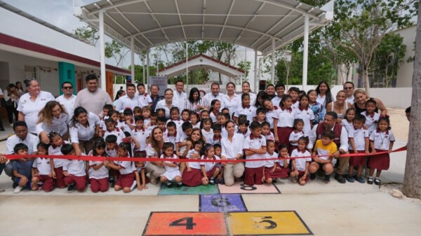 Inaugura Mara Lezama Arco Techo en preescolar 'Hermenegildo Galeana' en Paraíso Maya