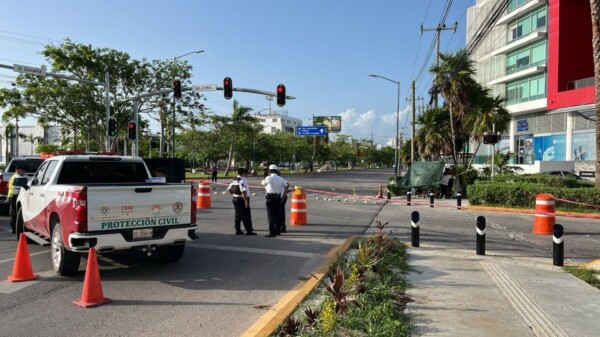 Mujeres víctimas de fraude cierran avenida en Cancún (VIDEO)