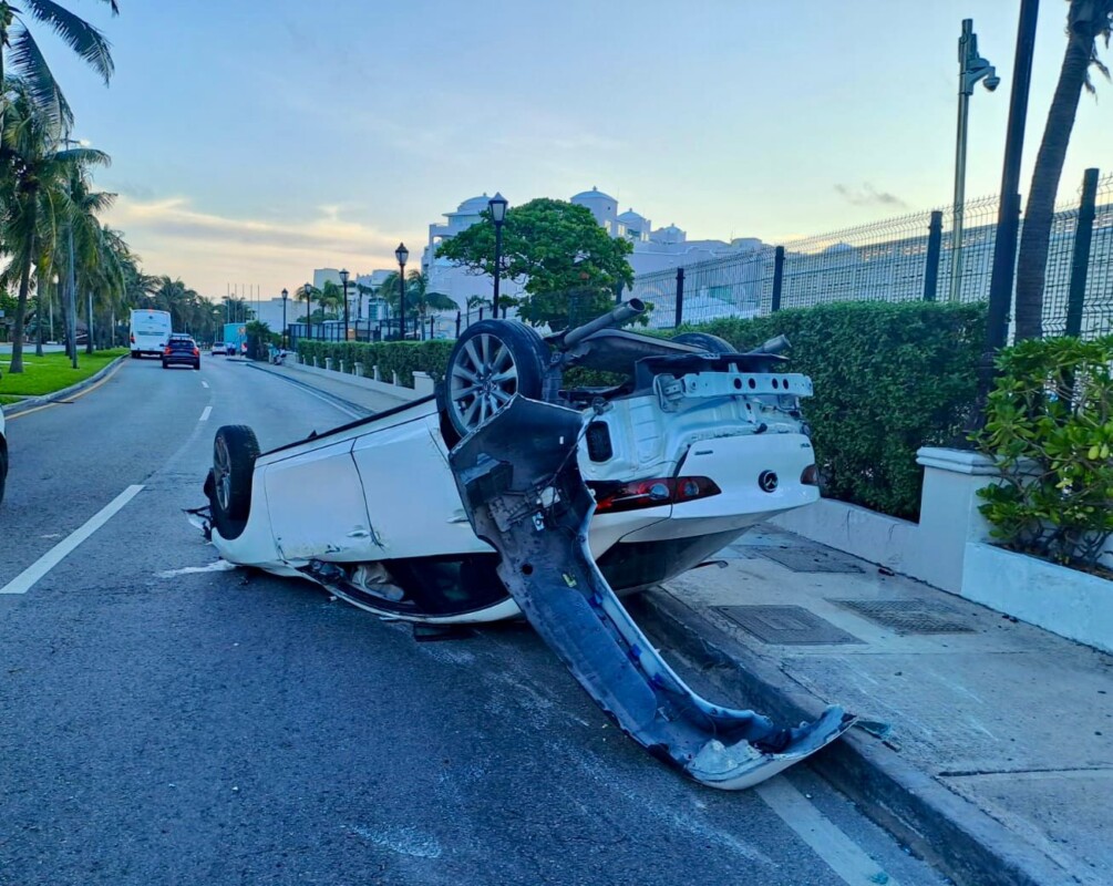 Aparatoso choque y volcadura en la Zona Hotelera de Cancún; los ocupantes de un Mazda se retiraron tras el accidente.