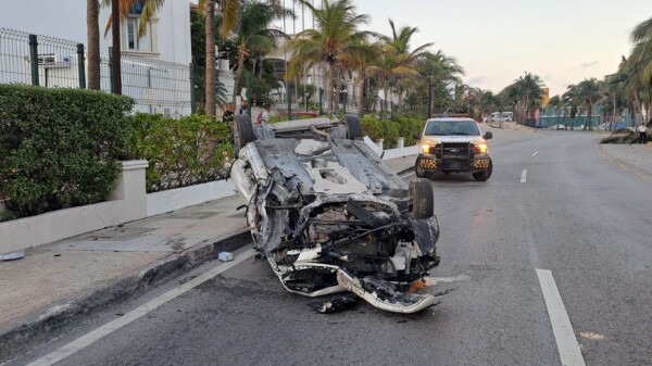 Aparatoso choque y volcadura en la Zona Hotelera de Cancún