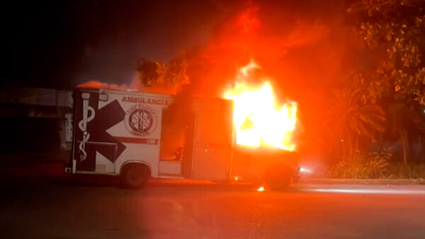 Arde ambulancia en avenida de Cancún