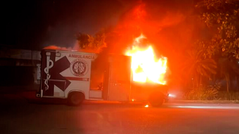 Arde ambulancia en avenida de Cancún