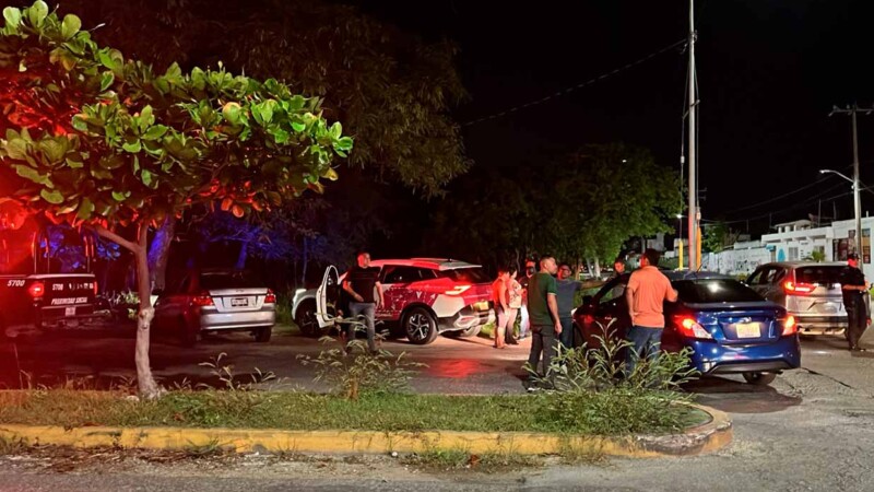 Atacan a balazos a conductor en avenida de Cancún