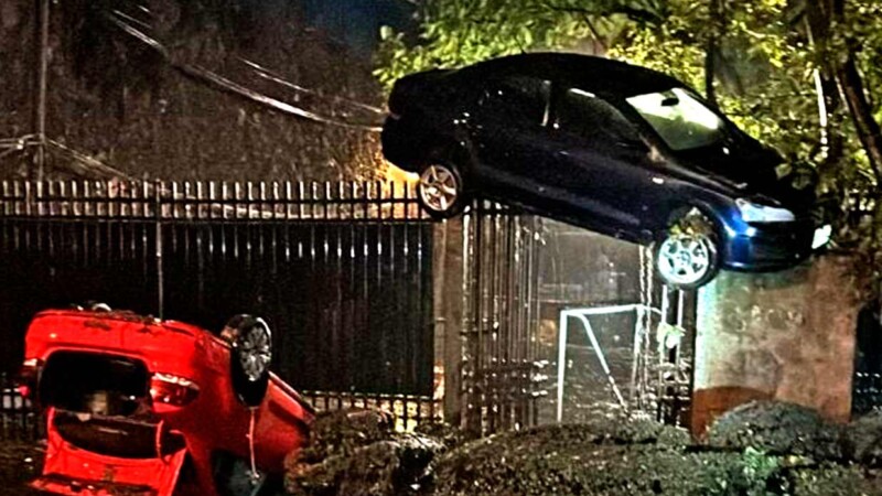 Lluvias dejan a automóvil sobre reja de hierro en CDMX