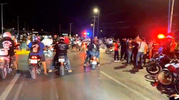 Motociclistas bloquean zona hotelera de Cancún