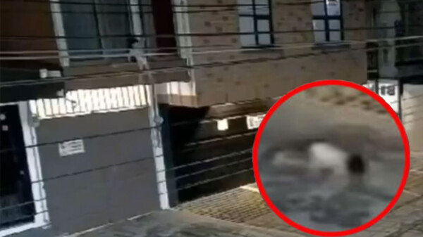 Bebé cae desde balcón en segundo piso