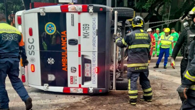 Choca ambulancia en CDMX y resultan heridas 4 personas