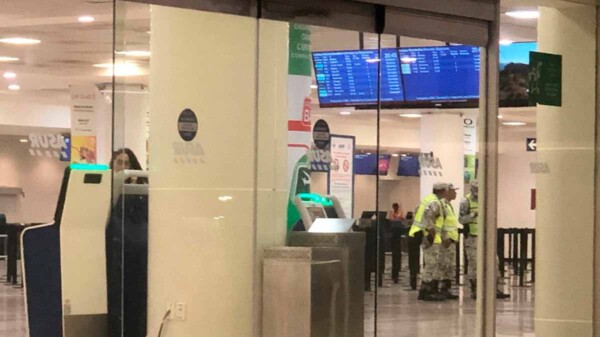 Cierra Aeropuerto de Cancún por huracán Beryl