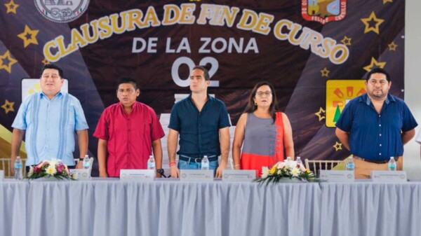 Diego Castañón asiste a la graduación de 193 estudiantes de la escuela secundaria “Zamna”