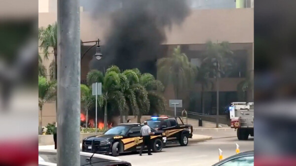 Arde taxi del FUTV frente a hotel de Mérida