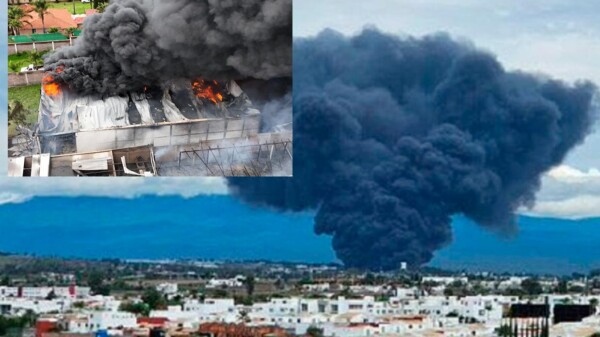 Cierran bulevar en Puebla por incendio de maderería