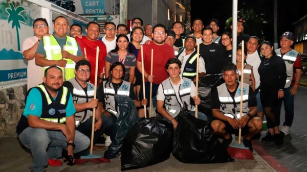 Realizan brigada especial de limpieza para mejorar imagen urbana de la avenida Rueda Medina en Isla Mujeres