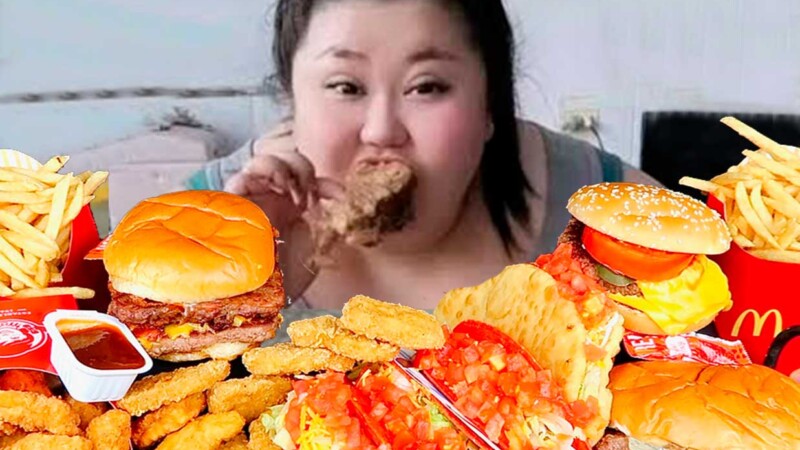 Streamer muere durante reto en vivo de comer en exceso