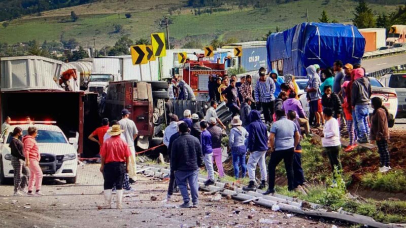 Muerte de chofer no impidió rapiña de trailer volcado en Edomex