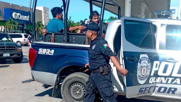 Detienen en Cancún a motociclista y chofer por riña en vía pública