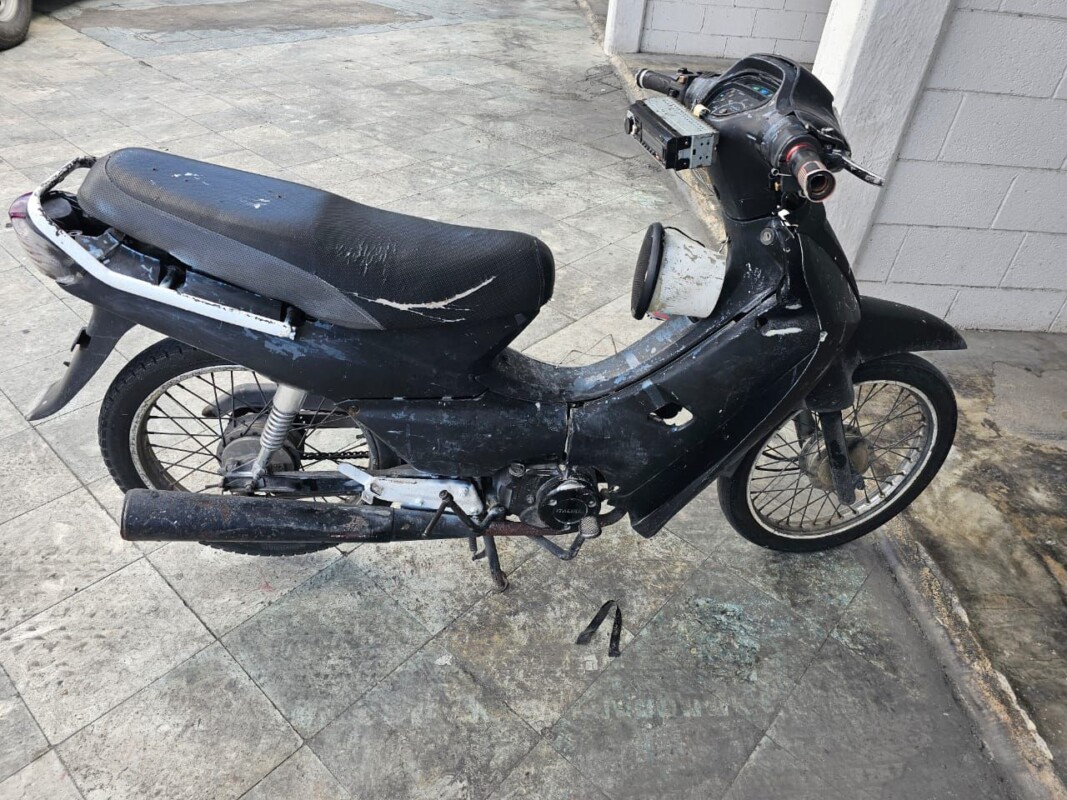 Capturan a sujeto por delitos contra la salud en Cozumel; además de diversas drogas, a Óscar “N” le decomisaron una motocicleta sin placas.