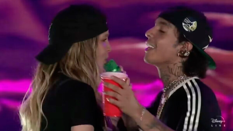 Belinda vive momento incomodo con Natanael Cano en pleno concierto