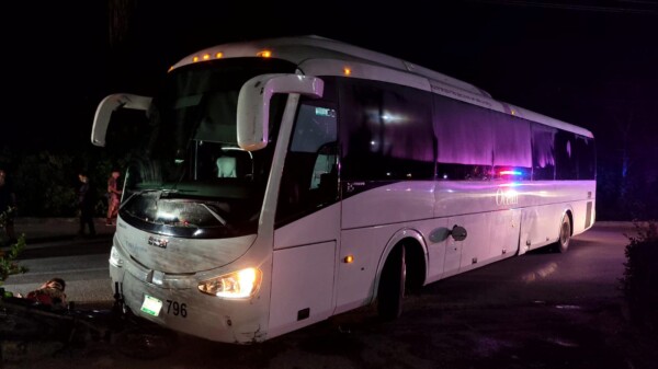 Graves motociclistas arrollados por chofer la empresa Del Valle