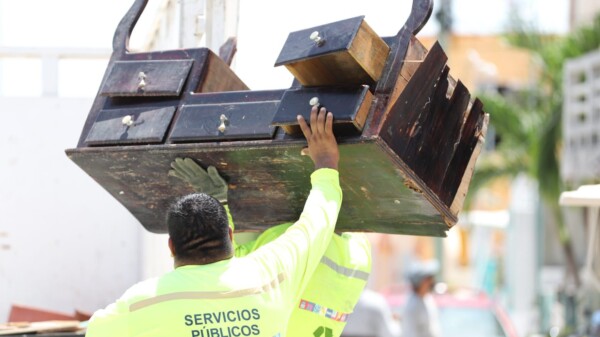Isla Mujeres intensifica descacharrización para prevenir dengue