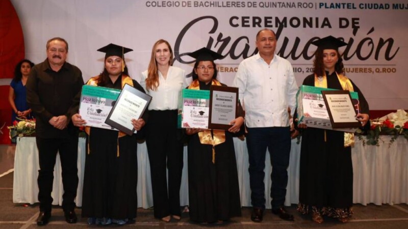 Atenea Gómez refrenda su compromiso con las juventudes de Isla Mujeres