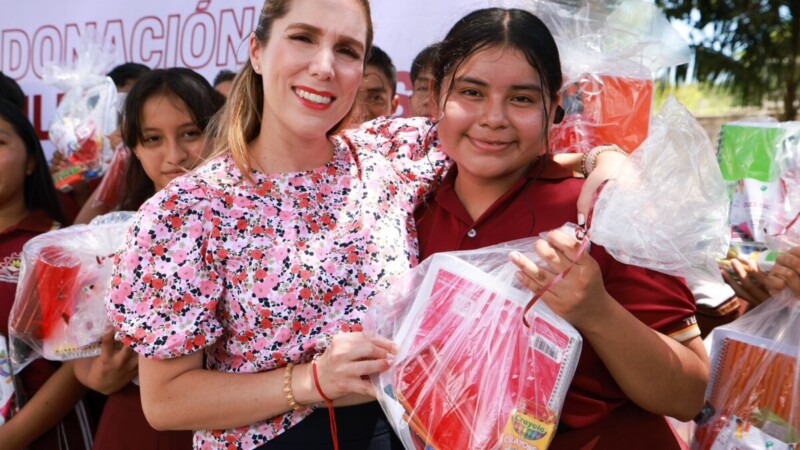 Atenea Gómez Ricalde entrega apoyos a más de 5 mil 500 estudiantes de Isla Mujeres