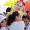 Atenea Gómez apoya a estudiantes de Isla Mujeres, Transformando la Educación