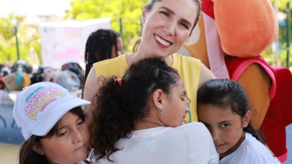 Atenea Gómez apoya a estudiantes de Isla Mujeres, Transformando la Educación