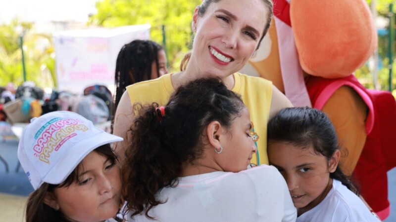 Atenea Gómez apoya a estudiantes de Isla Mujeres, Transformando la Educación