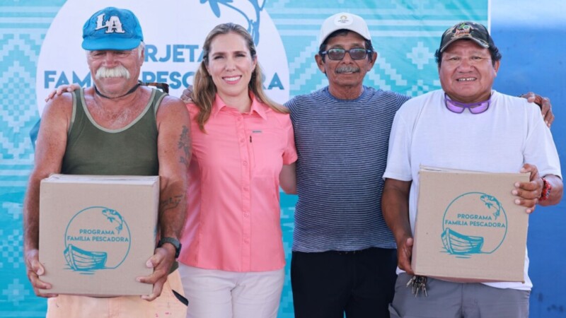 Entrega Atenea Gómez despensas a Familia Pescadora en Isla Mujeres
