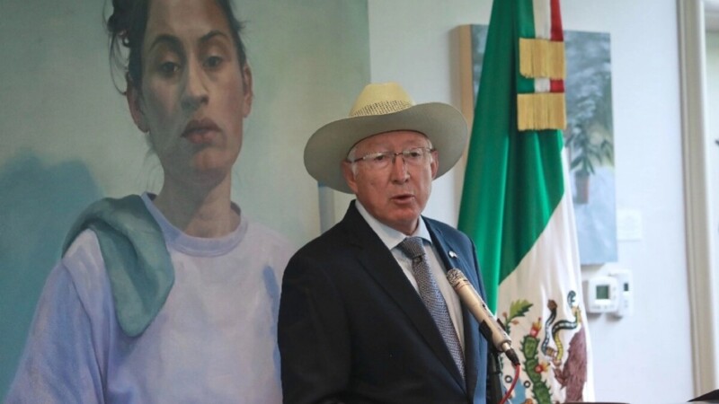 Ken Salazar defiende su labor en la Embajada de EU en México