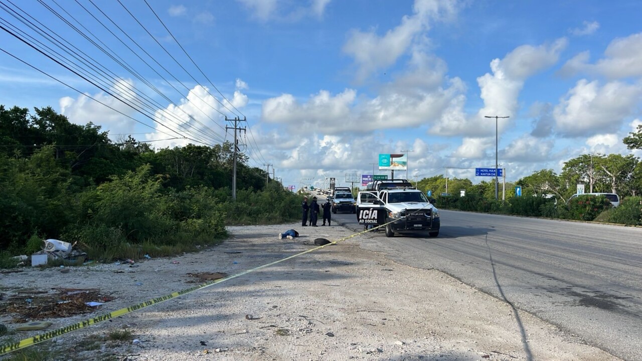 Localizan 4 cuerpos en la carretera Puerto Morelos-Cancún; un sujeto fue detenido cuando manipulaba un cuerpo a un costado de la cinta de rodamiento.