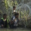 Texas triplica alambre de púas contra migrantes