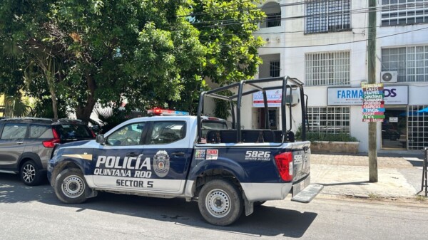 Atentan contra ocupantes de auto de lujo en Cancún