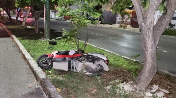 Motociclista derrapa y pierde la vida en la avenida Nichupté