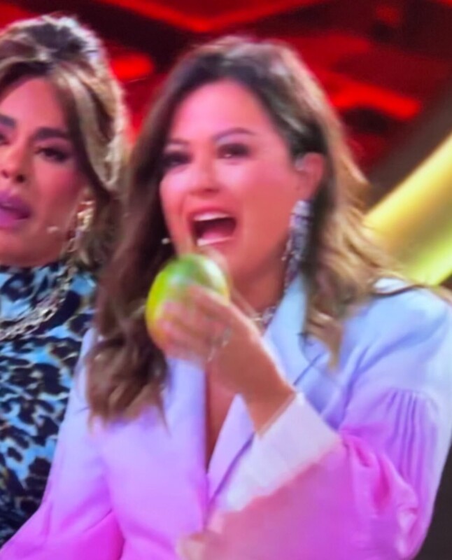 Potro le regala mangos a Mariana Echeverría