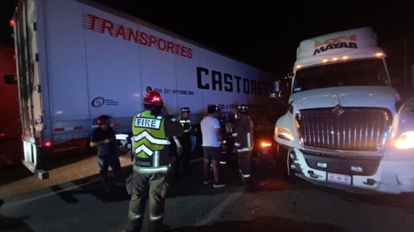 Rescatan a automovilista que quedó atrapado entre dos tráileres en Cancún