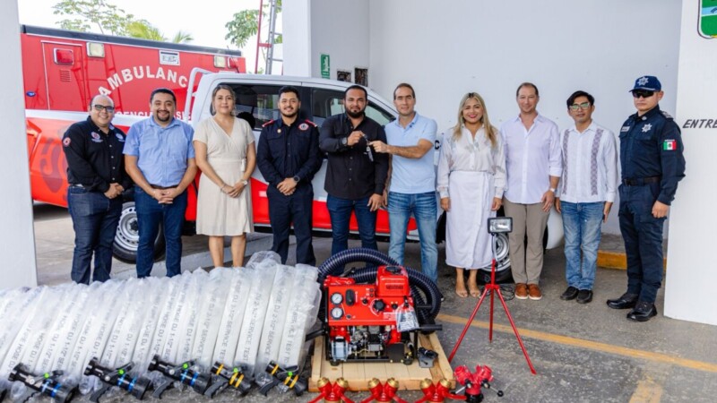 Diego Castañón reconoce a los bomberos de Tulum en su día