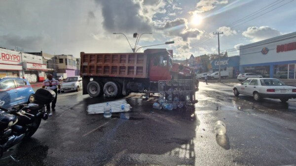 Volquete impacta a camión repartidor de agua en la avenida Portillo