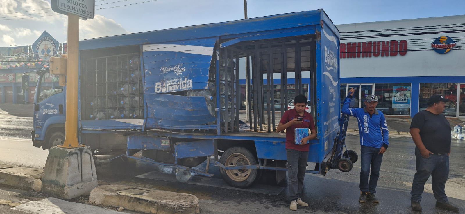 Volquete impacta a camión repartidor de agua en la avenida Portillo; por fortuna no se registraron personas lesionadas.