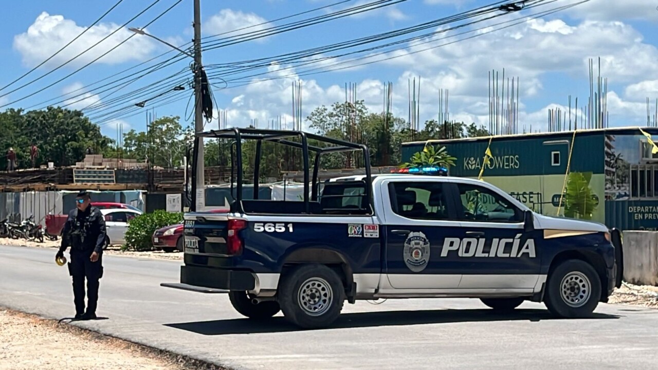 Lanzan granada contra una construcción en la avenida La Luna en Cancún; aparentemente se trata de un hecho relacionado con “cobro de piso”.