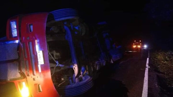 Vuelca trailero en la carretera Mérida-Cancún