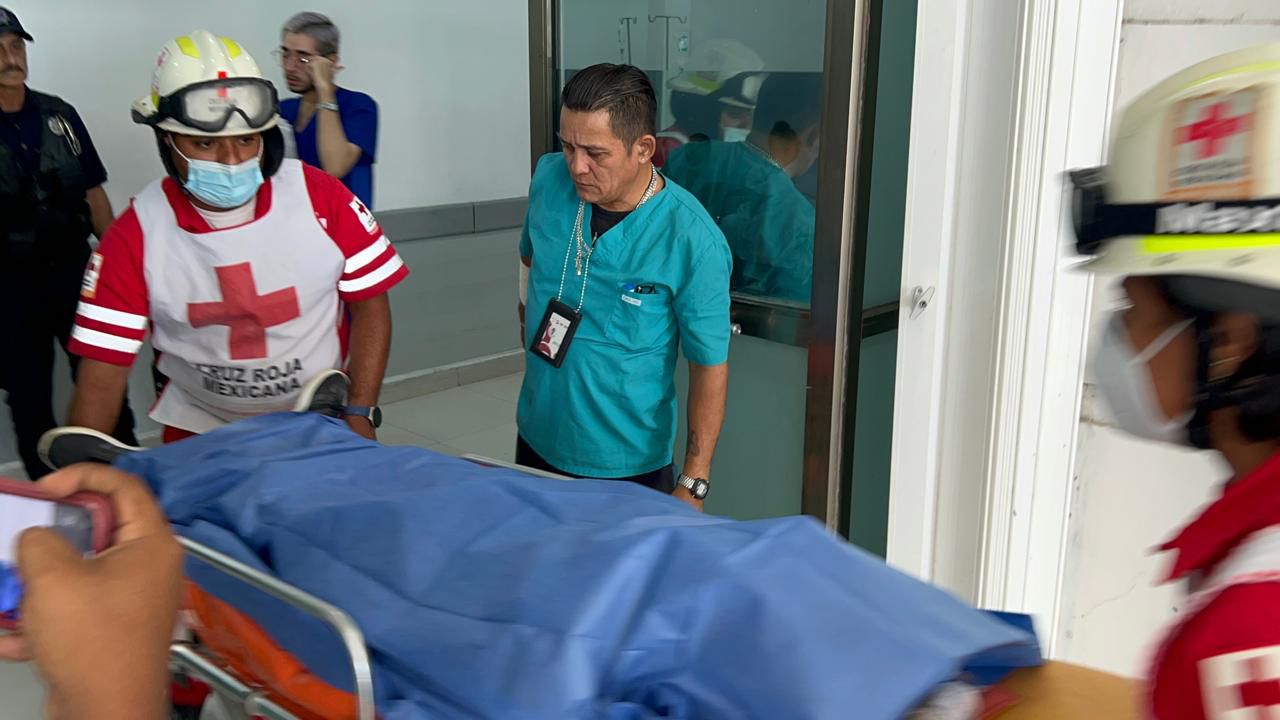 Grave, joven que fue atacada con un cuchillo en Cielo Nuevo en Cancún; la víctima fue trasladada por la Cruz Roja al Hospital General.