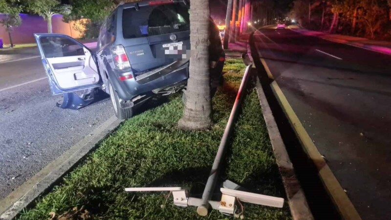 Choca automovilista contra un poste en la Zona Hotelera de Cancún