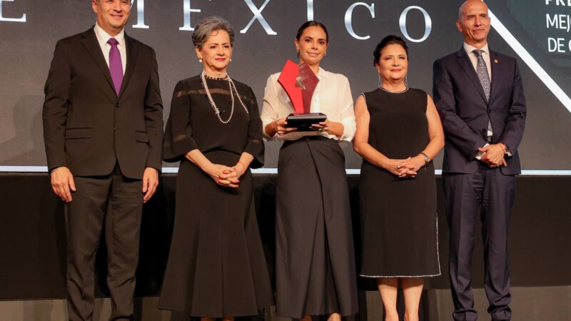 Ana Paty Peralta recibe Premio Nacional por programa para regularizar y llevar servicios a colonias