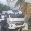 Choca combi contra poste en la avenida Xcaret; una pasajera resultó lesionada